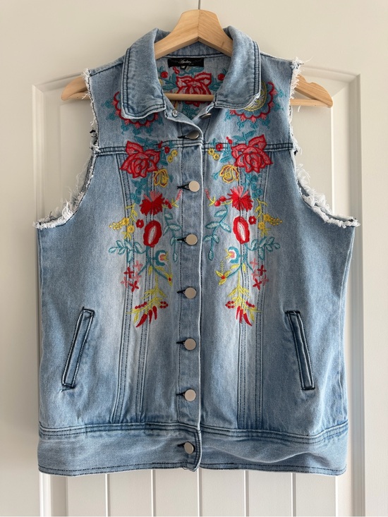 ANDREE BY UNIT Tops - Light Blue Denim Vest w/ Red/Yellow Floral Embroidery M Boho Country Farmhouse